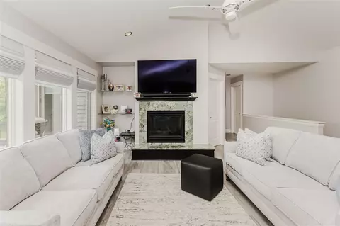 Living - 2210 Lindsey, Jackson, MI 49201 photo 3 of 7