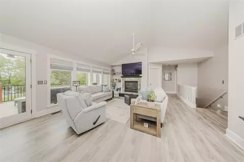 Living - 2210 Lindsey, Jackson, MI 49201 photo 2 of 7