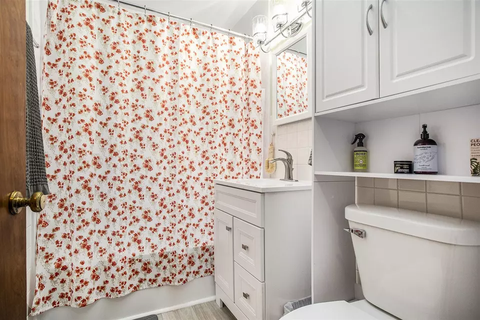 Bath - 211 East, Marshall, MI 49068 photo 1 of 2