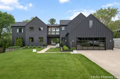 421 Manhattan, East Grand Rapids, MI 49506