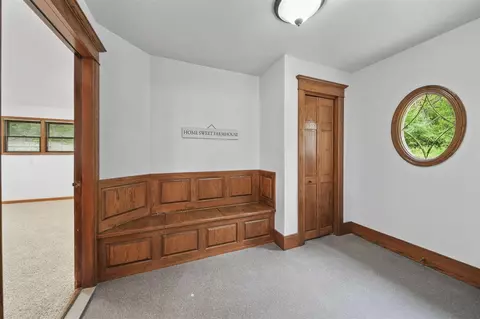 Entry Way - 7331 Browns Lk, Jackson, MI 49201 photo 2 of 3