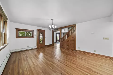 Living - 7331 Browns Lk, Jackson, MI 49201 photo 3 of 4