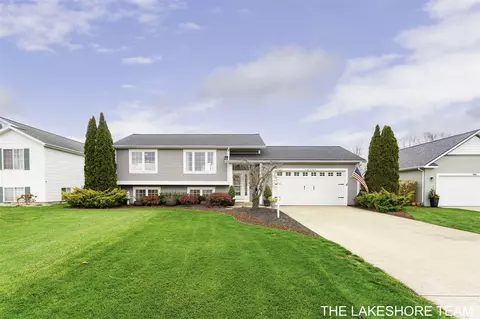 10259 Lynwood, Zeeland, MI 49464
