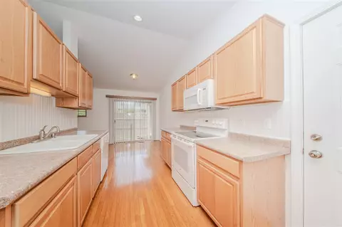 Kitchen - 128 Commons, Saline, MI 48176 photo 3 of 5