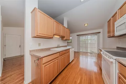 Kitchen - 128 Commons, Saline, MI 48176 photo 4 of 5