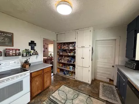 Kitchen - 816 Lincoln, Jackson, MI 49202 photo 1 of 3