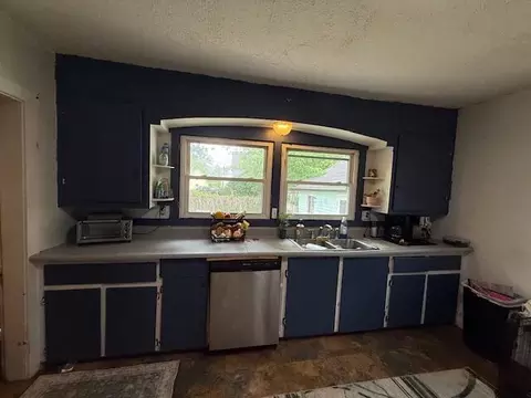 Kitchen - 816 Lincoln, Jackson, MI 49202 photo 2 of 3