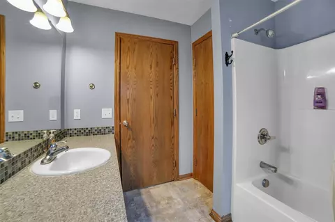 Bath - 2850 144th, Dorr, MI 49323 photo 2 of 8