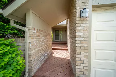 4123 Foxpointe, West Bloomfield, MI 48323