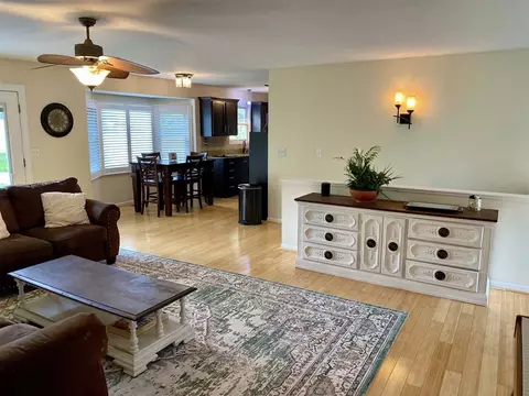 Living - 910 S Brown, Jackson, MI 49203 photo 2 of 2