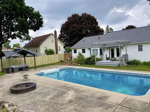 Exterior - 910 S Brown, Jackson, MI 49203 photo 4 of 7