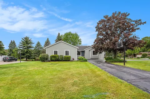 6400 Chestnut Hl, Clarkston, MI 48346