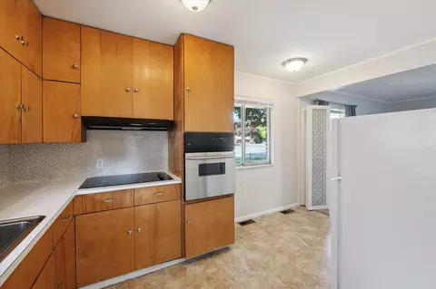 Kitchen - 2910 Elizabeth, Wayne, MI 48184 photo 2 of 2