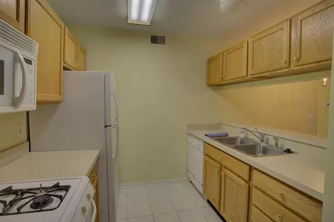 Kitchen - 920 Oakbrook, Jackson, MI 49203 photo 3 of 9