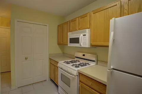 Kitchen - 920 Oakbrook, Jackson, MI 49203 photo 7 of 9