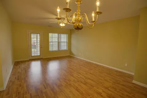 Living - 920 Oakbrook, Jackson, MI 49203 photo 5 of 10