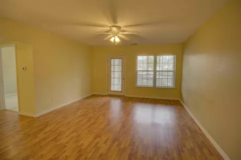 Living - 920 Oakbrook, Jackson, MI 49203 photo 2 of 10