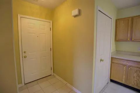 Entry Way - 920 Oakbrook, Jackson, MI 49203 photo 2 of 4