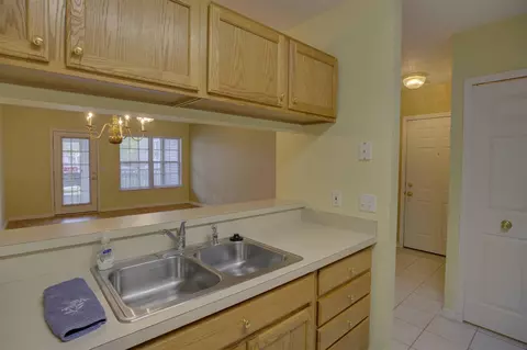 Kitchen - 920 Oakbrook, Jackson, MI 49203 photo 6 of 9