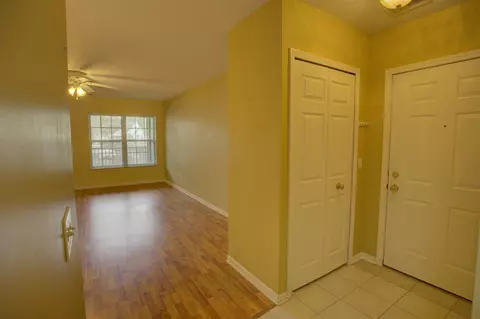 Living - 920 Oakbrook, Jackson, MI 49203 photo 1 of 10