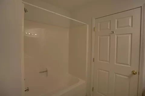 Bath - 920 Oakbrook, Jackson, MI 49203 photo 2 of 4