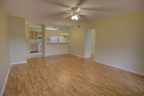 Living - 920 Oakbrook, Jackson, MI 49203 photo 9 of 10