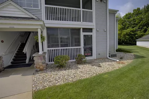 Exterior - 920 Oakbrook, Jackson, MI 49203 photo 4 of 14