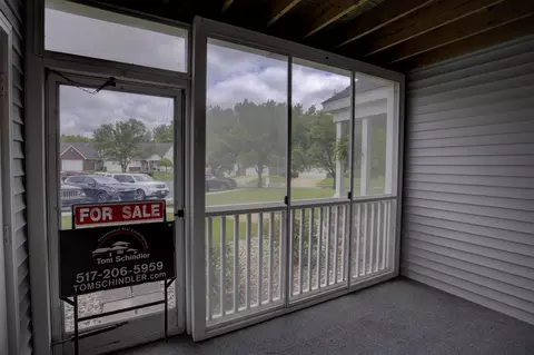 Exterior - 920 Oakbrook, Jackson, MI 49203 photo 6 of 14