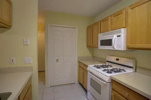Kitchen - 920 Oakbrook, Jackson, MI 49203 photo 9 of 9