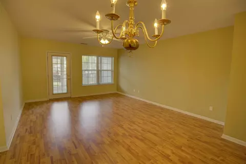 Living - 920 Oakbrook, Jackson, MI 49203 photo 4 of 10