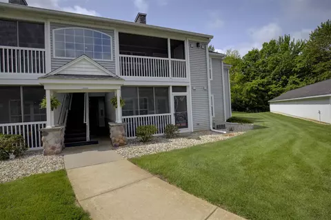 Exterior - 920 Oakbrook, Jackson, MI 49203 photo 3 of 14