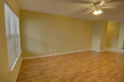 Living - 920 Oakbrook, Jackson, MI 49203 photo 7 of 10