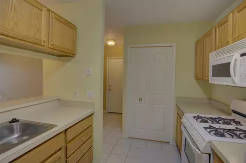 Kitchen - 920 Oakbrook, Jackson, MI 49203 photo 5 of 9