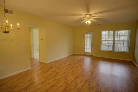 Living - 920 Oakbrook, Jackson, MI 49203 photo 3 of 10