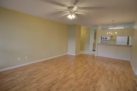 Living - 920 Oakbrook, Jackson, MI 49203 photo 6 of 10