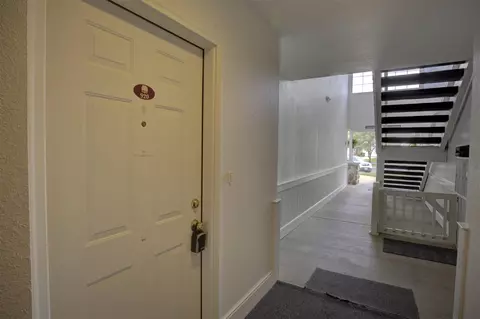 Entry Way - 920 Oakbrook, Jackson, MI 49203 photo 1 of 4