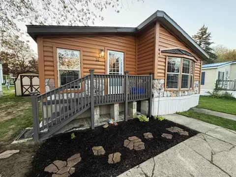 927 W Lk #22, Fremont, MI 49412