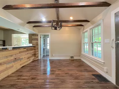 Living - 315 E Spruce, Marshall, MI 49068 photo 2 of 6