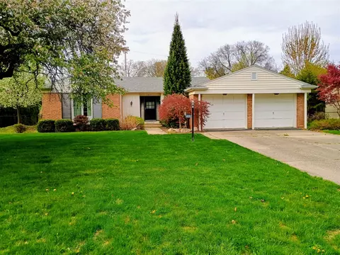 1635 Woodside, East Lansing, MI 48823
