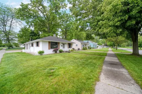 Exterior - 801 Briarcliff, Jackson, MI 49203 photo 4 of 12