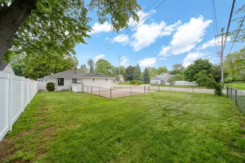 Exterior - 801 Briarcliff, Jackson, MI 49203 photo 10 of 12