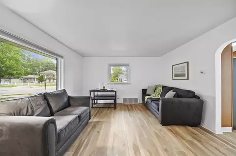 Living - 801 Briarcliff, Jackson, MI 49203 photo 2 of 2