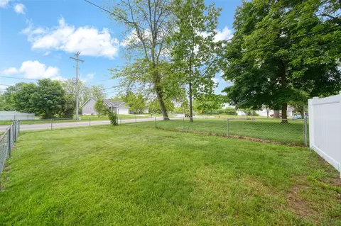 Exterior - 801 Briarcliff, Jackson, MI 49203 photo 11 of 12