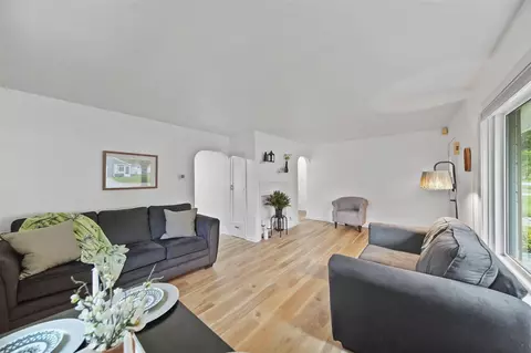 Living - 801 Briarcliff, Jackson, MI 49203 photo 1 of 2