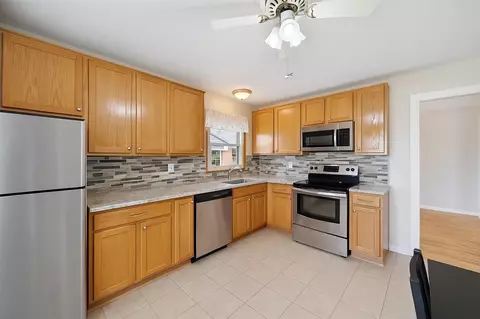 Kitchen - 18711 Koester, Riverview, MI 48193 photo 2 of 3