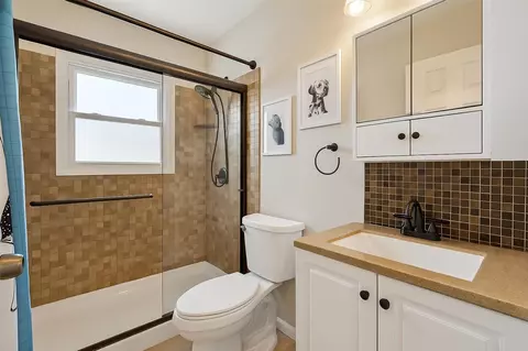 Bath - 18711 Koester, Riverview, MI 48193 photo 1 of 1