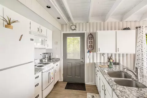 Kitchen - 1142 Wolf Lk, Baldwin, MI 49304 photo 3 of 4