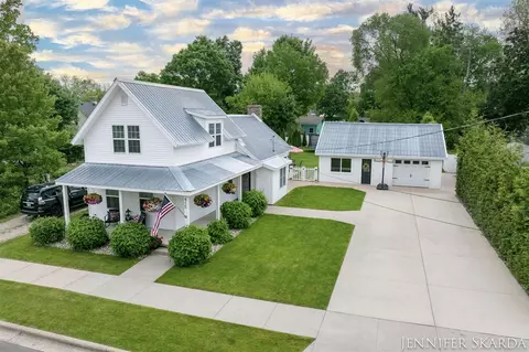 415 North, Lowell, MI 49331
