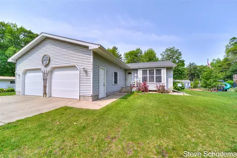 19151 Pine Grv, Spring Lake, MI 49456