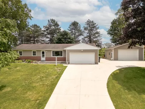 8025 W Q, Kalamazoo, MI 49009